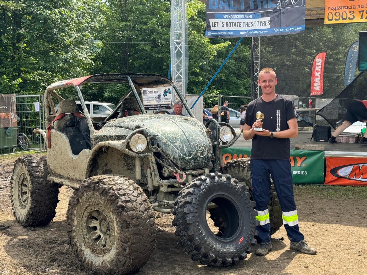 Miro Koštial s trofejou vedľa terénneho vozidla na off-road súťaži